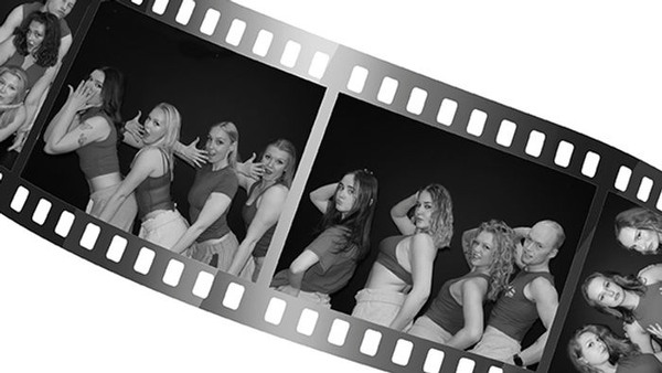 Filmremsa i svart och vitt med bilder på dansare som gör olika poser mot kameran