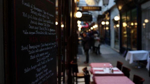 hitta språkresor för vuxna till paris frankrike och läs franska på plats