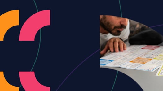 Man som studerar ett informationsblad på ett bord