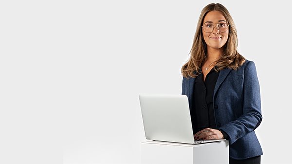 Kvinnlig fastighetsförvaltare som pratar i telefon.