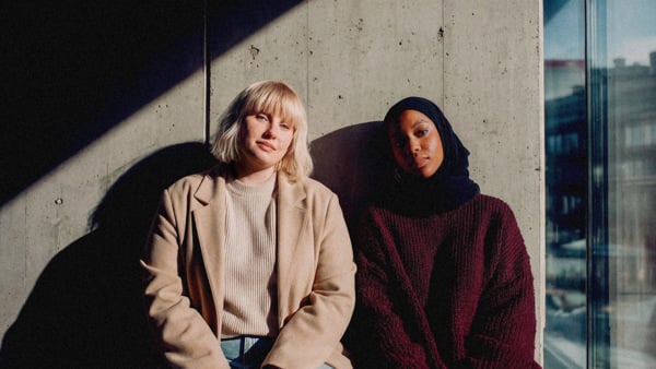 Kvinnlig fastighetsförvaltare som pratar i telefon.