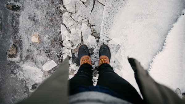 En person som står på en snötäckt mark.