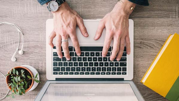 En man som pluggar eller jobbar på distans.