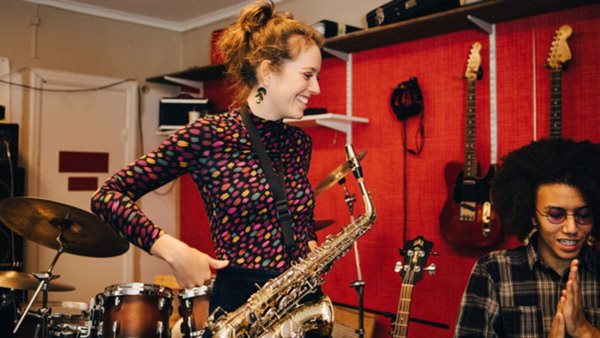 Glada deltagare i replokal - gå en specialkurs i musik!