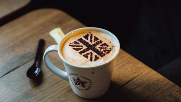 Den brittiska flaggan i en kopp kaffe något du säkert kan stöta på om du läser engelska utomlands