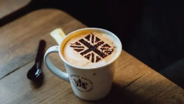 Den brittiska flaggan i en kopp kaffe något du säkert kan stöta på om du läser engelska utomlands