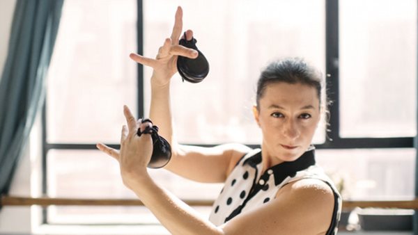 Dansare övar teknik i ljus danssal – gå en flamencokurs på Folkuniversitetet