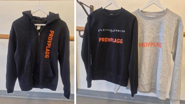 Balettakademiens kläder upphängda i galgar