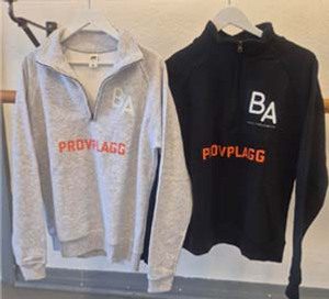 Två halvziptröjor, ljusgrå respektive mörkblå