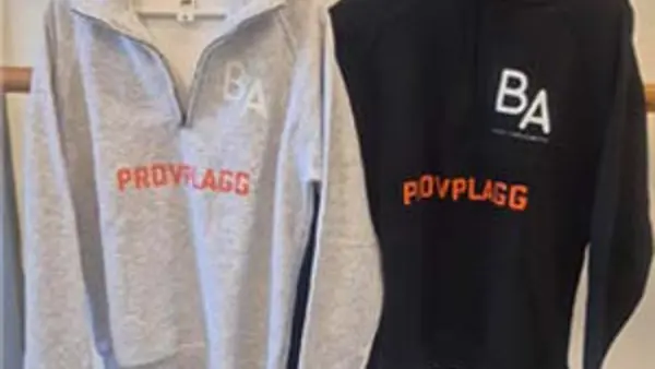 Tv&aring; halvziptr&ouml;jor, ljusgr&aring; respektive m&ouml;rkbl&aring;