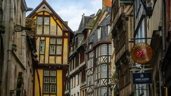 Gamla hus i franska Rouen. Läsa franska i norra Frankrike.
