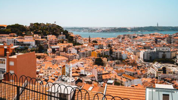 Vy över taken i Lissabon, Portugal dit du kan åka och lära dig portugisiska