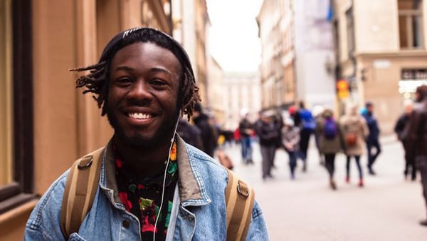 En av ungdomarna på språkresa utomlands på en shoppinggata