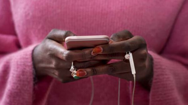 Tolk som använder mobilen för att anmäla intresse