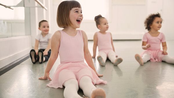 glada barn som dansar balett på Balettakademien i Stockholm