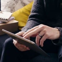 Profilbild av en person som använder en surfplatta