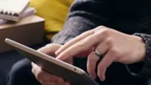 Profilbild av en person som använder en surfplatta