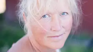 Porträttbild av föreläsaren Anitha Risberg som tittar in i kameran.