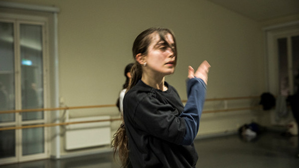 halvbild på ung tjej i danssal på Balettakademien Stockholm