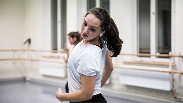 Ung kvinna dansar på Balettakademien Stockholm