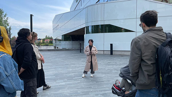 Deltagare i studiecirkeln Guidekurs för unga står utanför byggnaden Väven i Umeå
