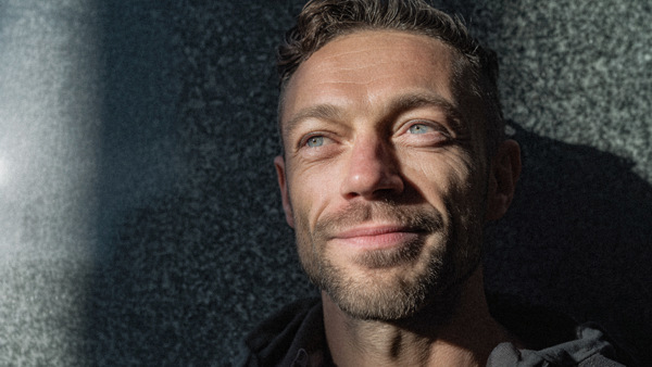 En kvinna leder ett möte på ett kontor