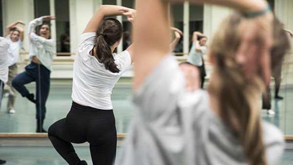 Ryggar på dansare på Balettakademien jazzklass