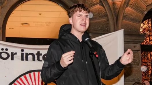 Mark Sofin läser sin poesi.