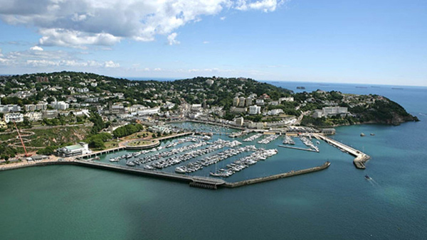 Vy över torquay på den engelska rivieran dit du kan åka och läsa en språkkurs i engelska