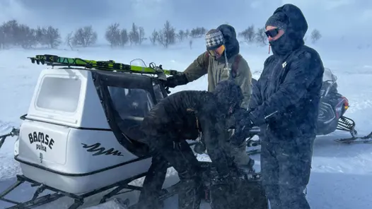 Sebastian Aaseby under fotografering i snölandskap