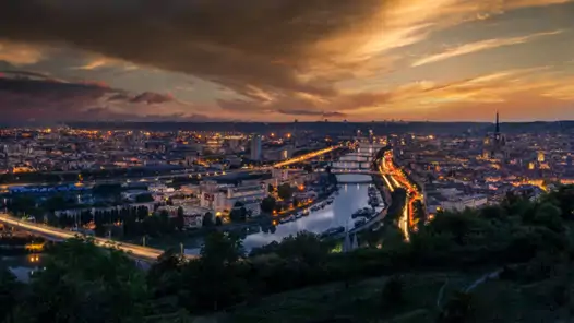 Vy av franska Rouen på kvällen. Bo i rouen i frankrike.