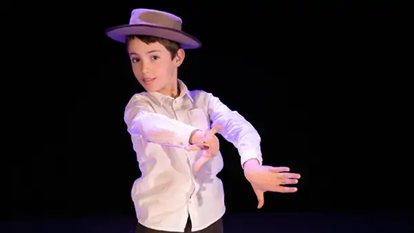 Bild på ung kille som dansar flamenco på Balettakademien Stockholm