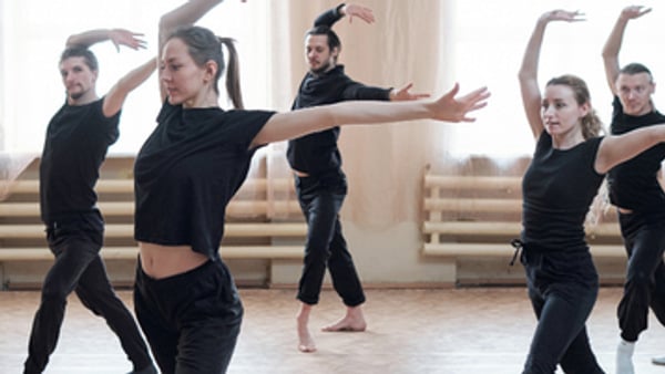 En grupp människor som står på toppen av ett dansgolv.