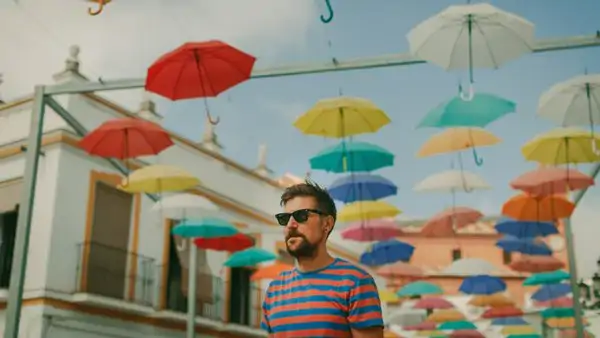 Man med solglasögon på en färgglad gata i Spanien dit vi bland annat har språkresor i spanska för vuxna