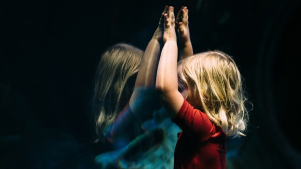 Några små flickor som står bredvid varandra.