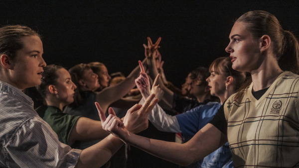 Blandad grupp elever i klassrummet på Balettakademien i Göteborg