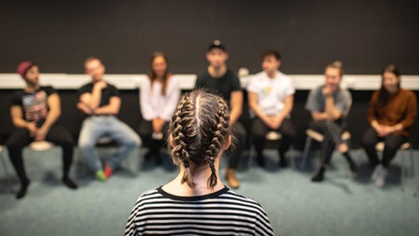 Blandad grupp elever i klassrummet på Balettakademien i Göteborg