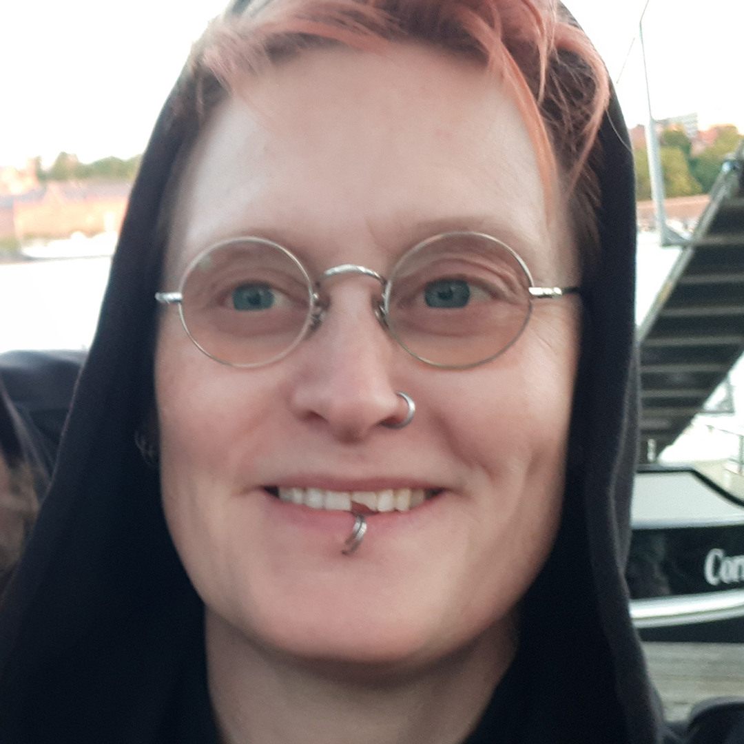 Jo Öqvist är Kursledare i skulptur vid Folkuniversitetet i Göteborg. 