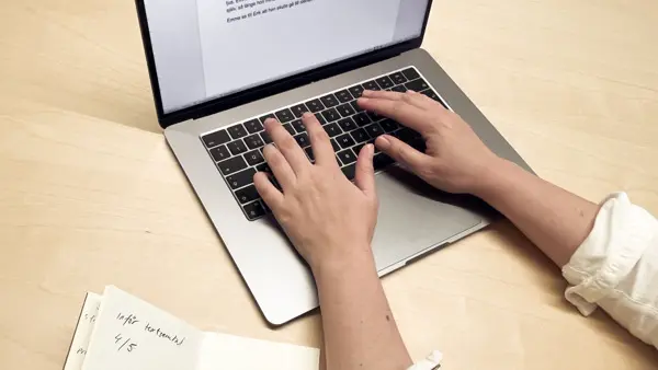 Studerande på Skrivarakademin fotograferade i klassrum.