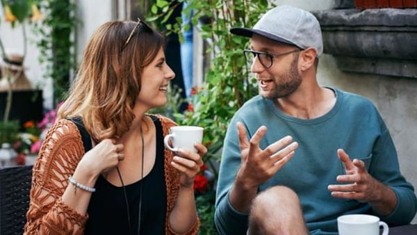 Kvinna och man konverserar på café