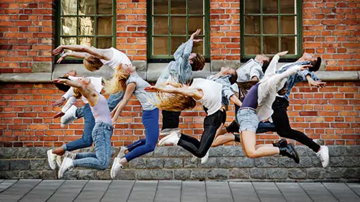 hoppande grupp av dansare på Balettakademien Stockholm