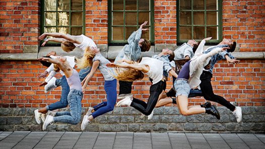 hoppande grupp av dansare på Balettakademien Stockholm