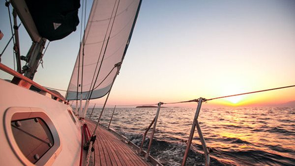 En segelbåt som behöver ett förarintyg - för fulla segel på öppet hav