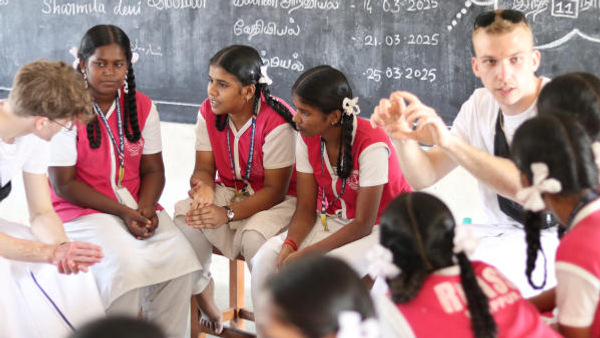 Elever möts på skolbesök i Indien