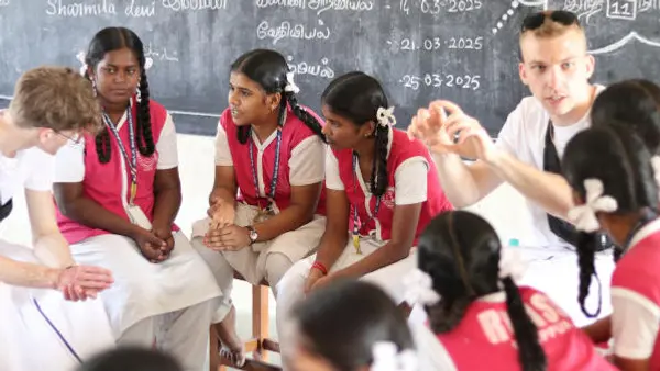 Elever möts på skolbesök i Indien