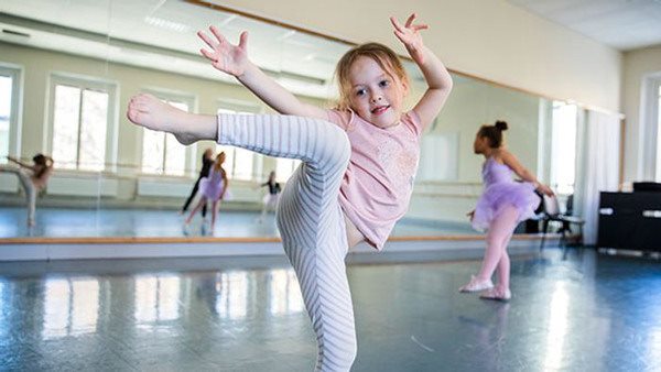 Flicka dansar på kurs i contemporary på Balettakademien Stockholm