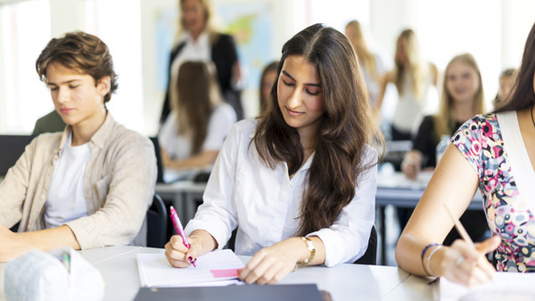 Elever under en lektion med språkundervisning på Johannes Hedberggymnasiet