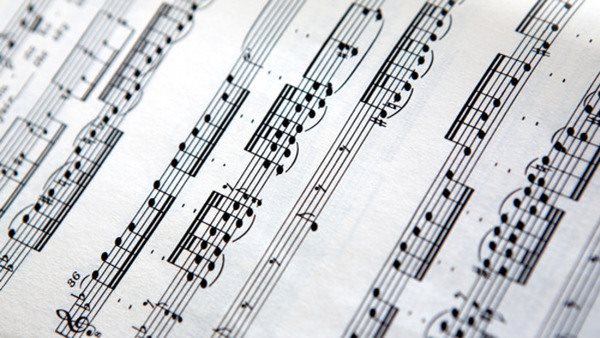 Närbild av notblad från musikkurs