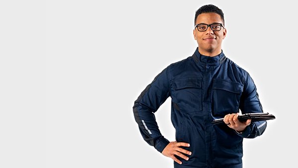 En drift- och fastighetstekniker med verktyg.