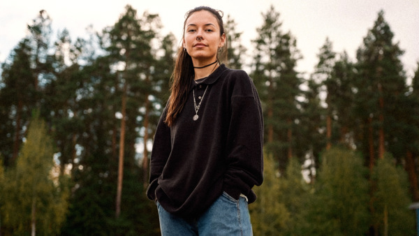 En manlig och en kvinnlig drift- och fastighetstekniker undersöker ett rör..